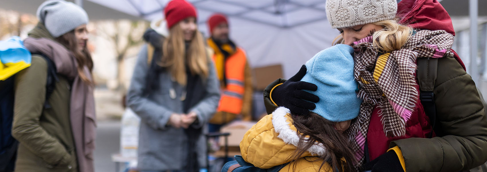 The Ukrainian refugee mother with child crossing border