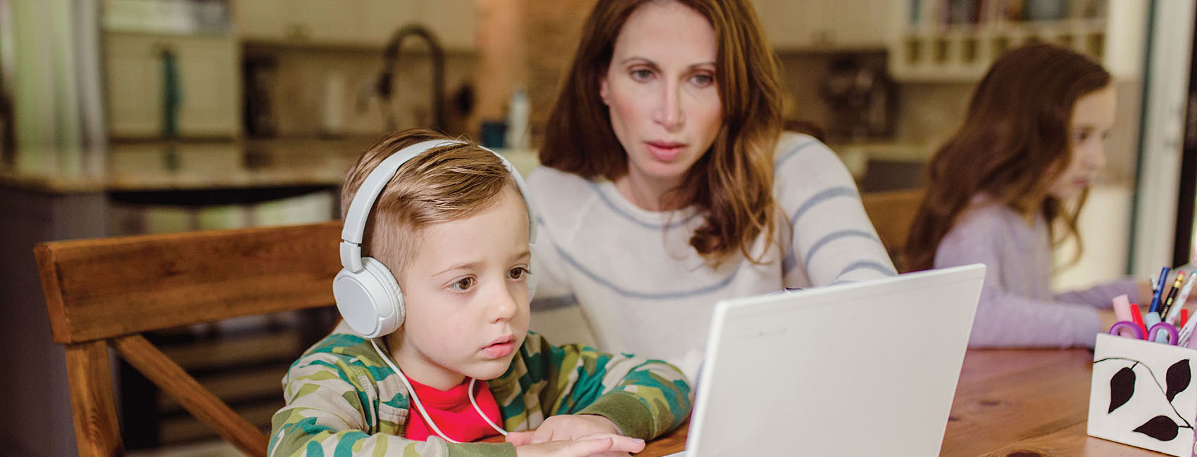 mom and child schooling online during the pandemic