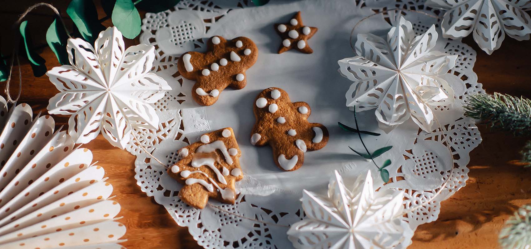 Gingerbread Cookies and snowflake decoration
