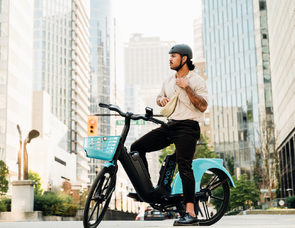 Man sitting on Evolve e-bike in city